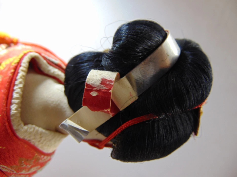Muñeca Geisha Japonesa con Sombreros en Kimono 15" Sobre Base Madera Negra Falta Sombrero Foto 4 de 4