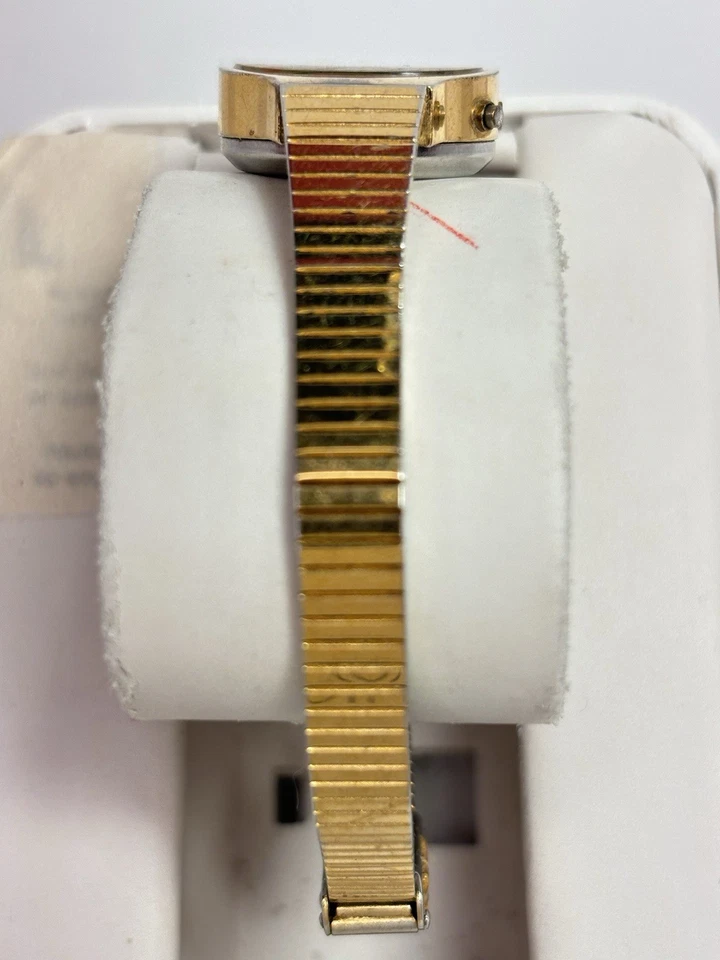 Reloj pequeño digital Armitron tono dorado para dama, raro LCD vintage, regalos para ella Foto 4 de 4