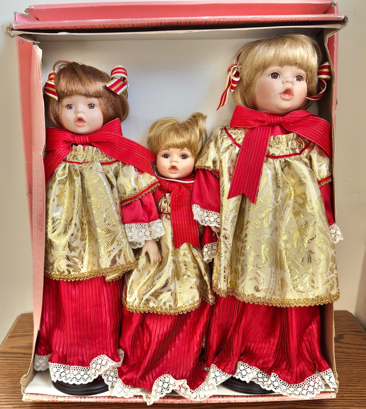 Brinn's Collectible Edition Caroling Family Dolls 1995 Two Girls One Boy w/Box