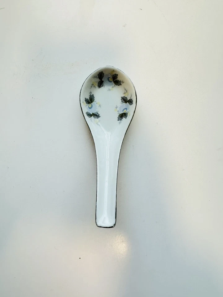 Conjunto de 3 colheres de sopa asiáticas de porcelana 14cm 5 3/8" de comprimento 1 3/4" de largura padrão floral - Imagem 3 de 4