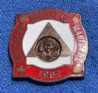 1907 AUSTRALIAN SOCIETY OF MAGICIANS Enamel Badge 22mm across by Stokes.