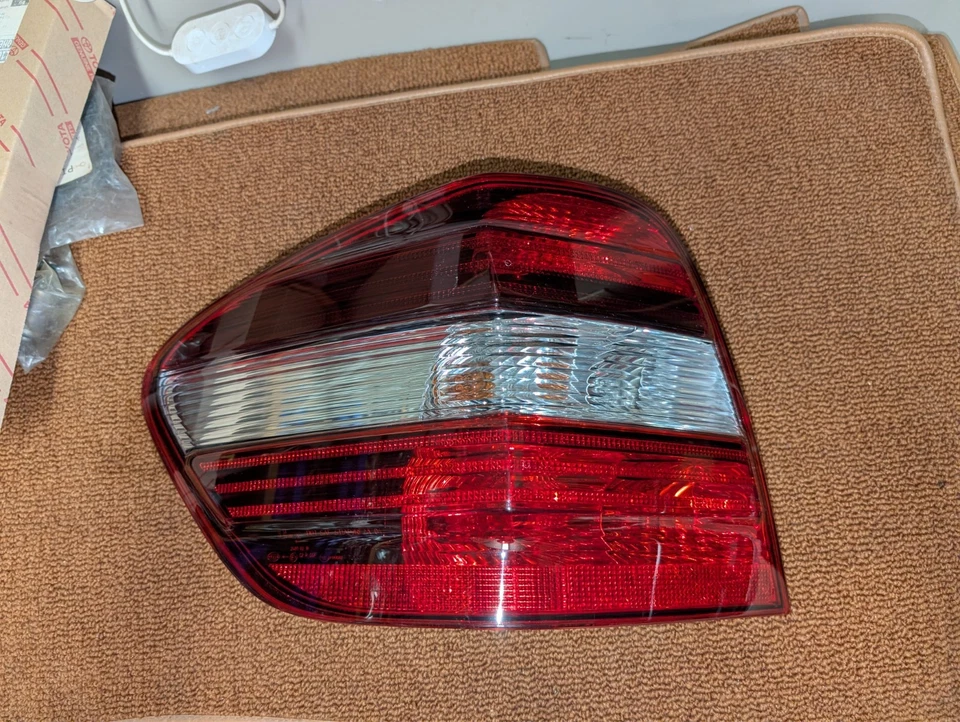 GENUINE MERCEDES 1649060700 Taillight Mercedes-Benz ML350 ML63 AMG ML550 ML450 - Image 2 of 4