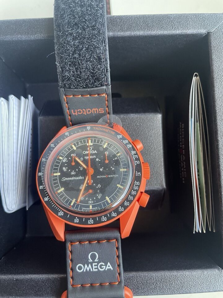 時計 OMEGA MOONSWATCH MISSON ON EARTH LAVA MISSION ON EARTH - LAVA | Swatch® official site