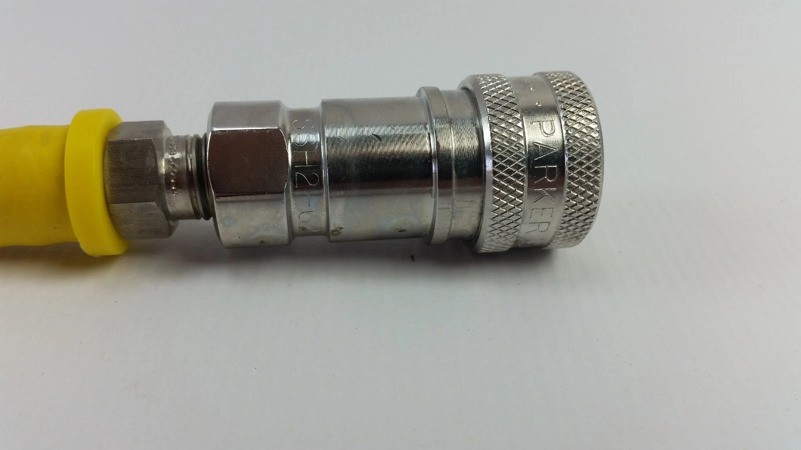 Knurled quick-connect socket with PARKER on the sleeve