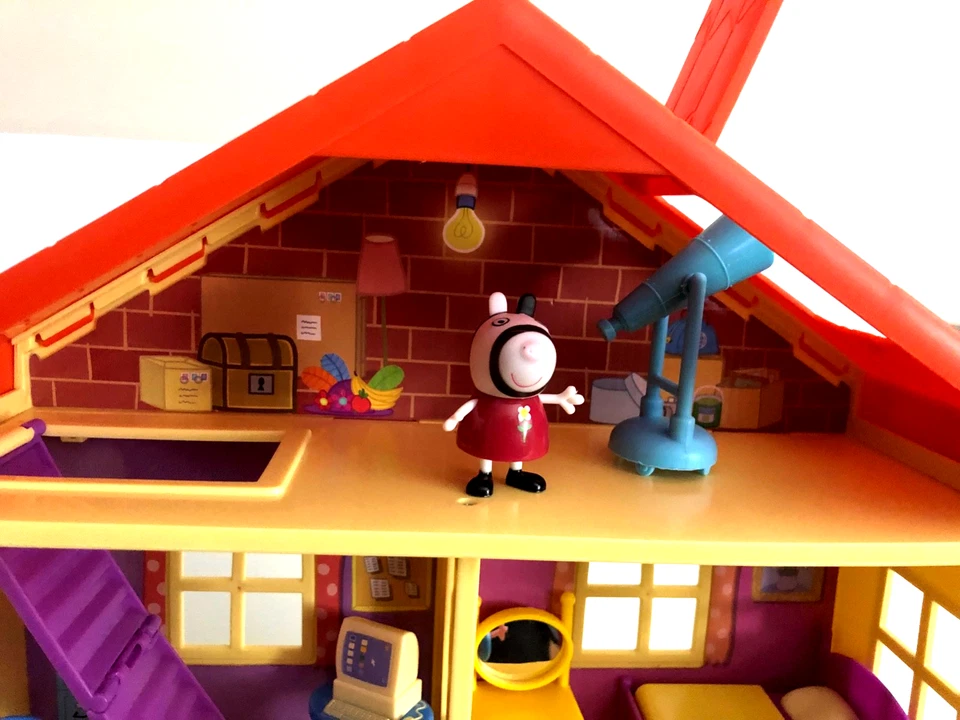 Juego de luces y sonidos para el hogar familiar Peppa Pig con figuras, auto y furgoneta cámper funciona Foto 3 de 4