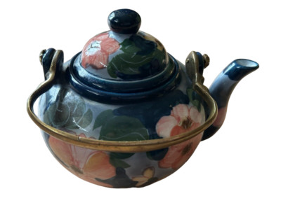 *Teekanne Porzellan Blumenmotiv Messinggriff Kunsthandwerk Thailand handbemalt