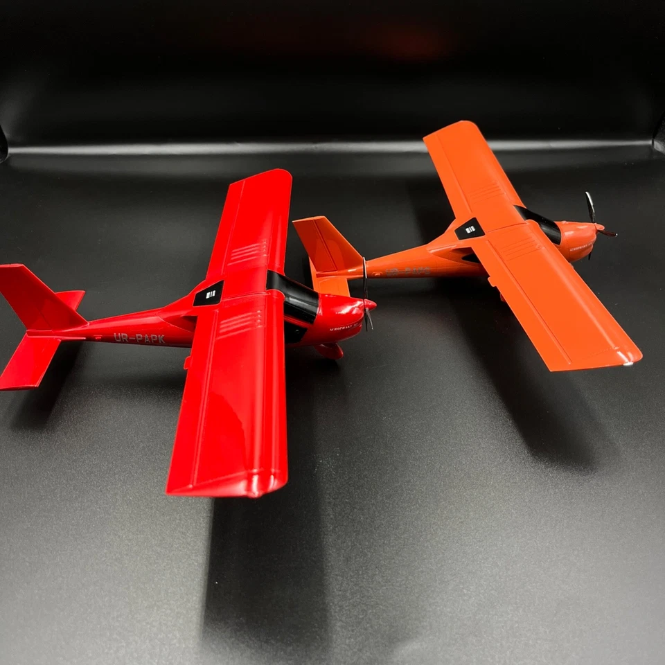 Lot of airplane model Aeroprakt A32 Vixxen UR-PAPK / UR-PAPG scale 1/32 (2pcs) - Image 2 of 4