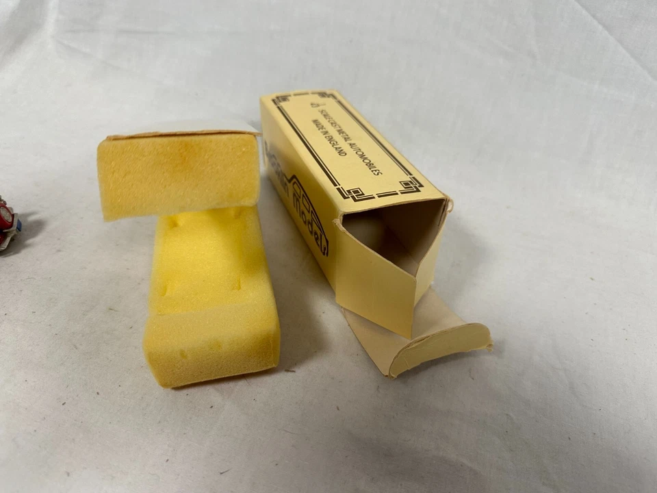 Brooklin Models - #BRK. 13 1956 Ford Thunderbird хардтоп красный масштаб 1:43 - Изображение 3 из 4