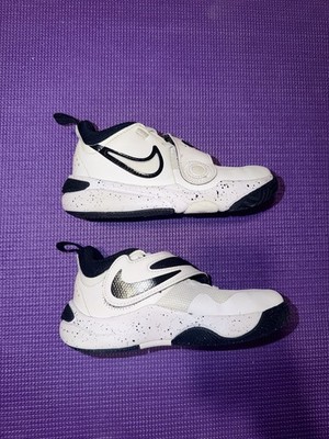 Nike Team Hustle D 11 Kids Basketball Shoes 12C White Black Strap