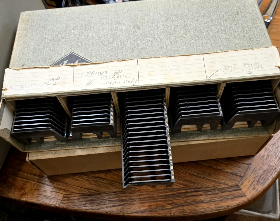 Proyector de diapositivas Braun vintage hecho en Alemania con 9 bandejas deslizantes. Funciona muy bien. Foto 4 de 4