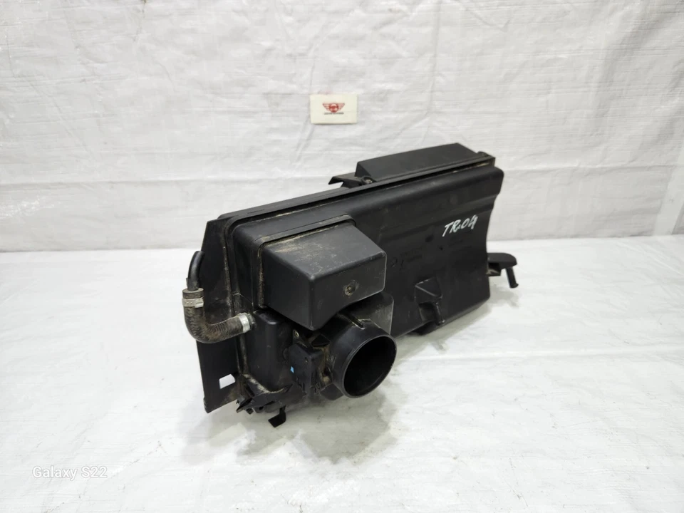 Caixa de purificador de ar 2004-2010 Volvo C30 C70 S40 V40 V50 V70 XC70 FABRICANTE DE EQUIPAMENTO ORIGINAL 30677194 - Imagem 2 de 4