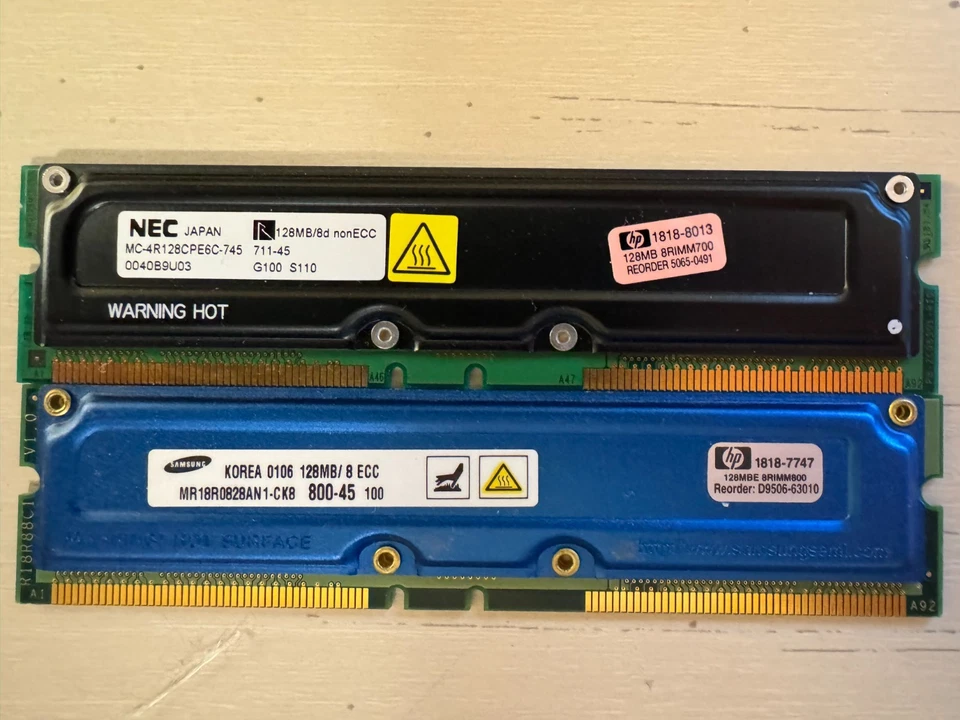 NEC MC-4R128CPE6C-745 128MB / Samsung MR18R0828AN1-CK8 Foto 1 de 1
