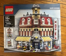 *BRAND NEW* Lego 10182 CAFE CORNER Modular House *RETIRED* *RARE* *CREASE*