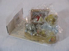 NIB Vtg Cherished Teddies Wilfred Trunk Full Of Memories Figurine 662496, 1999 r