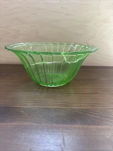 CRACKED. JEANNETTE Vaseline Green Depression SIERRA "PINWHEEL" 8.5" FRUIT BOWL