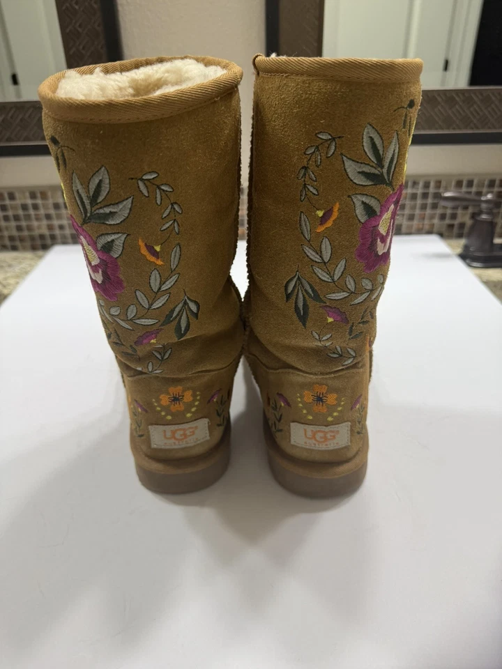 Botas UGG Mujer 7 Juliette Floral Bordadas Castaño Gamuza Altas Forradas de Invierno Foto 2 de 4