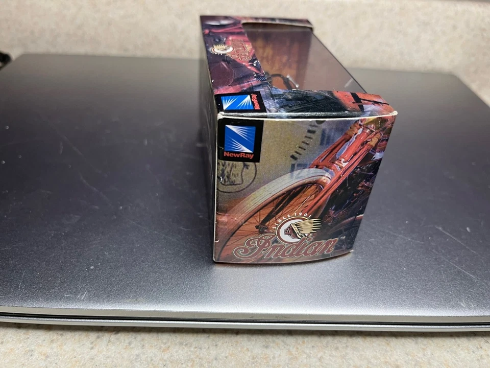 Nuevo Ray Toys Indian Sport Scout 1947 Motocicleta Die Cast Réplica 1:32 Nuevo de Lote Antiguo Foto 4 de 4