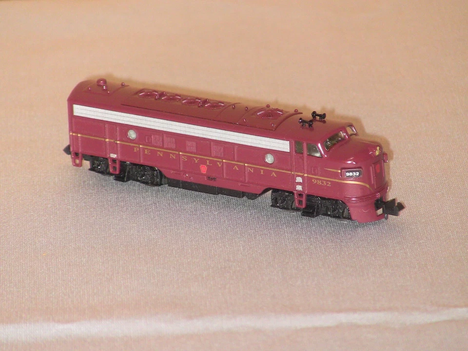 N Scale Model Power 7441 Metal FP7 Locomotive PENNSYLANIA #9832 - Image 3 of 4