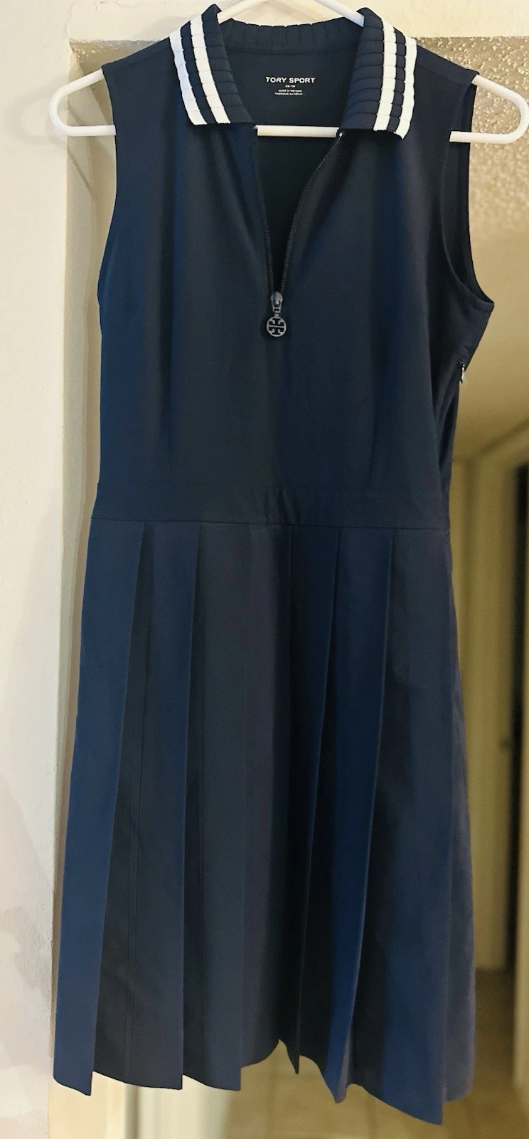 Abito da golf TORY BURCH Sport Large blu navy con colletto zip performance plissettato ?