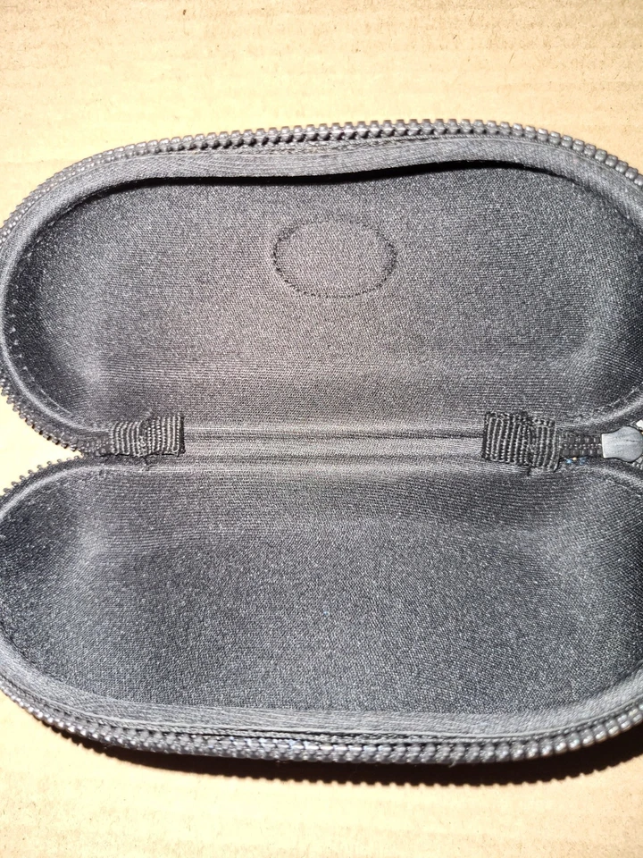 Estuche para gafas de sol Oakley Soft Vault cierre con cremallera nailon negro y azul Foto 3 de 3