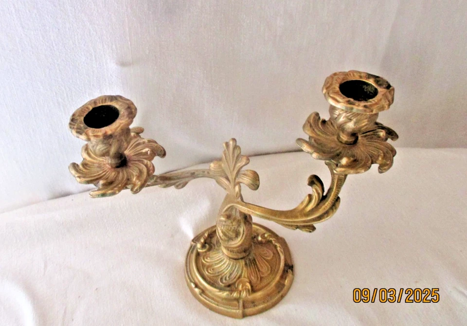 Ancien Bougeoir Chandelier CANDELABRE en bronze 2 Feux, Décor Rocaille louis XV - Photo 2/4