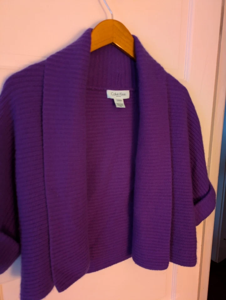 Cárdigan Suéter Calvin Klein Petite Púrpura 100% Cachemira Corte Frente Abierto Talla PS  Foto 3 de 4