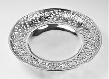 Sch&uuml;ssel Sterlingsilber durchbohrte/gravierte Blumen und Bl&auml;tter, drei Kugelf&uuml;&szlig;e