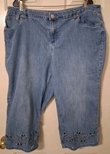 cj banks Women's SZ 20W Light Wash High Rise Floral Embroidered Capri Blue Jeans