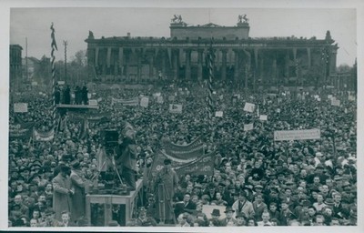 Photo Max Schirner Berlin, 1st May celebration in the Berlin pleasure garden,... - 10364354
