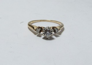 SOLID 14K GOLD RING W/ THREE ROUND BRILLIANT CUT NATURAL DIAMONDS