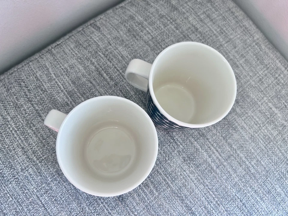 Par de tazas MARIMEKKO Siirtolapuutarha Räsymatto blanco y negro 3,75" H 3" W Foto 2 de 4