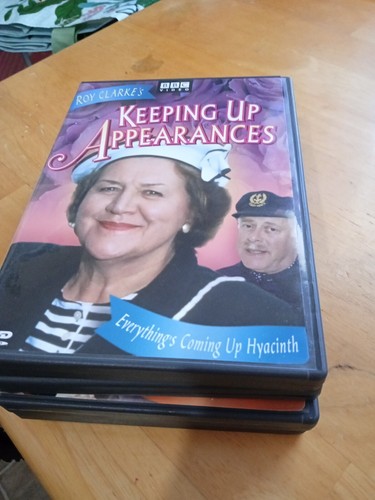 4 Disc DVD Set. ERSCHEINUNGEN AUFRECHTERHALTEN... HYAZINTHE FEDERT EWIG. Gebraucht. - Bild 6 von 6