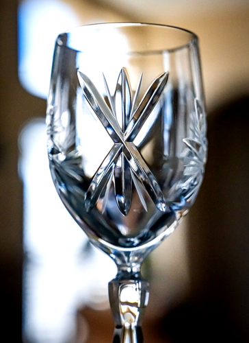 Juego de 4 vasos cordiales vintage de cristal grabado de 7 1/4" con diseño de molinete - Imagen 3 de 5