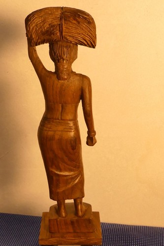 Vintage Hand Carved Figure of a Nepalese Tharu Woman carrying in the Harvest - Picture 4 of 7