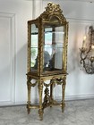 PETITE VITRINE SUR PIEDS XIXe EN BOIS SCULPTÉ ET DORÉ DE STYLE LOUIS XV