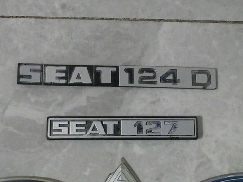 8 INSIGNIAS ANTIGUAS DE COCHES GENUINO RENAULT SEAT 12427 R7 R18 FORD BMW - Imagen 5 de 8