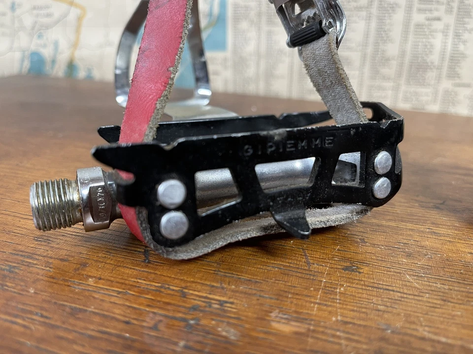 Pedales especiales para bicicleta de carretera Gipiemme correas punta roja clips ALE vintage Italia Foto 3 de 4