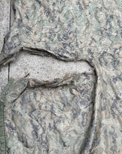 USMC Marpat Poncho Liner damaged - Picture 2 of 5