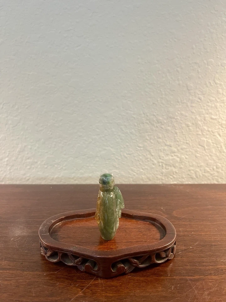 Antigua botella de tabaco china tallada a mano de jadeíta con motivo de niño y sapo 刘海戏金蟾 Foto 4 de 4