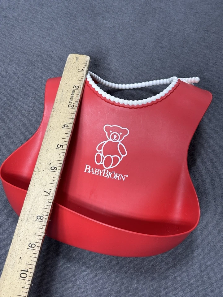 Babero Baby Bjorn Food Catching Silicona Rojo con Borde de Cuentas Blanco Bolsillo Profundo Foto 4 de 4