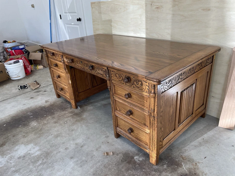 Escritorio ejecutivo antiguo de castaño con incrustaciones de ébano Foto 2 de 4