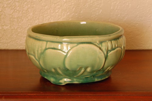 Schöne Vintage Weller Keramik Orris Ware Schrank Schüssel mit Lilien Pads glänzend grün