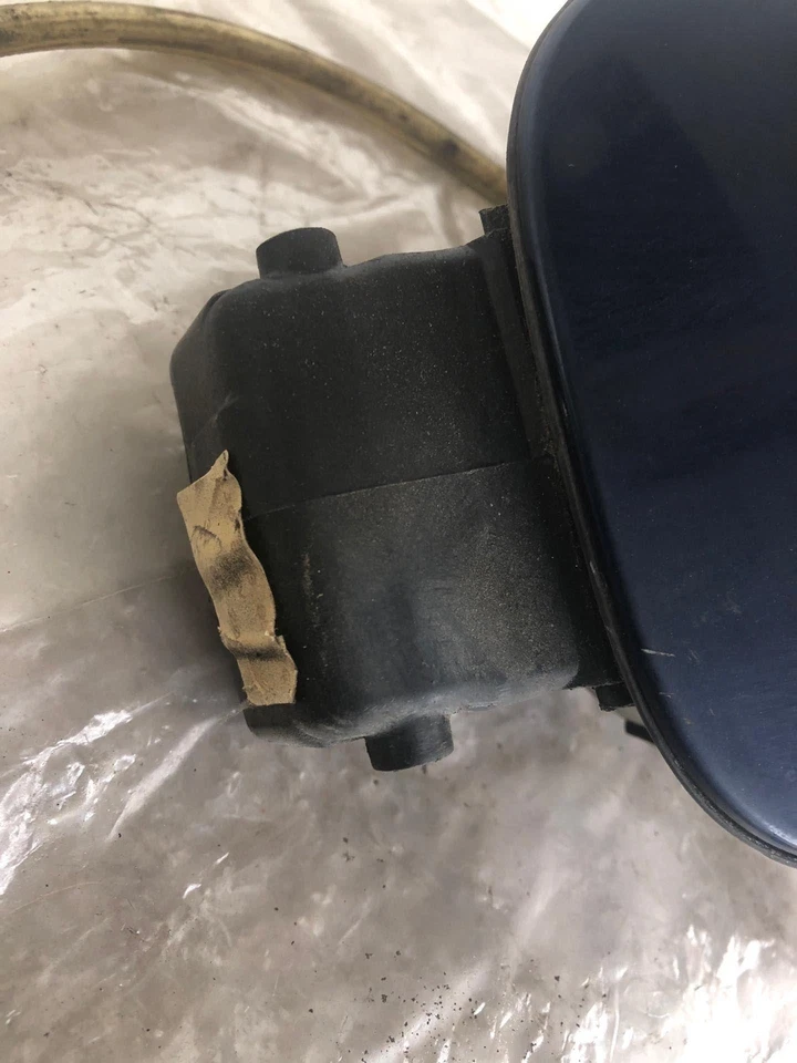 1999- 2005 VOLKSWAGEN JETTA GLS Sedan Fuel Gas Filler Cap & Door Tank Lid Cover - Image 2 of 4