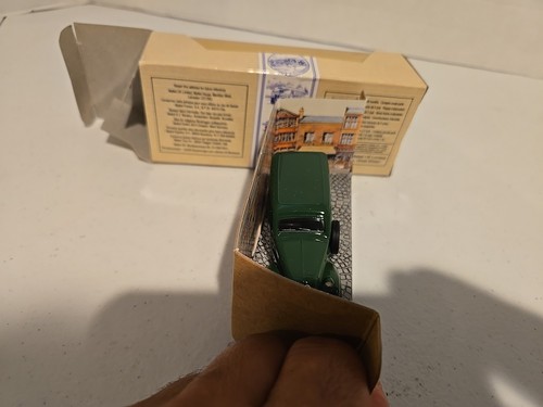 Classic Vehicles from Corgi #96866 "Ford Popular Van" - 1/43 Scale - "Gas" - Picture 11 of 11
