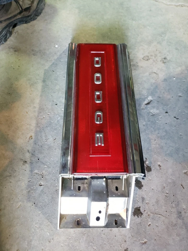 Dodge Dynasty 1988-1993 luz trasera central emblema moldura (OEM) Foto 3 de 4