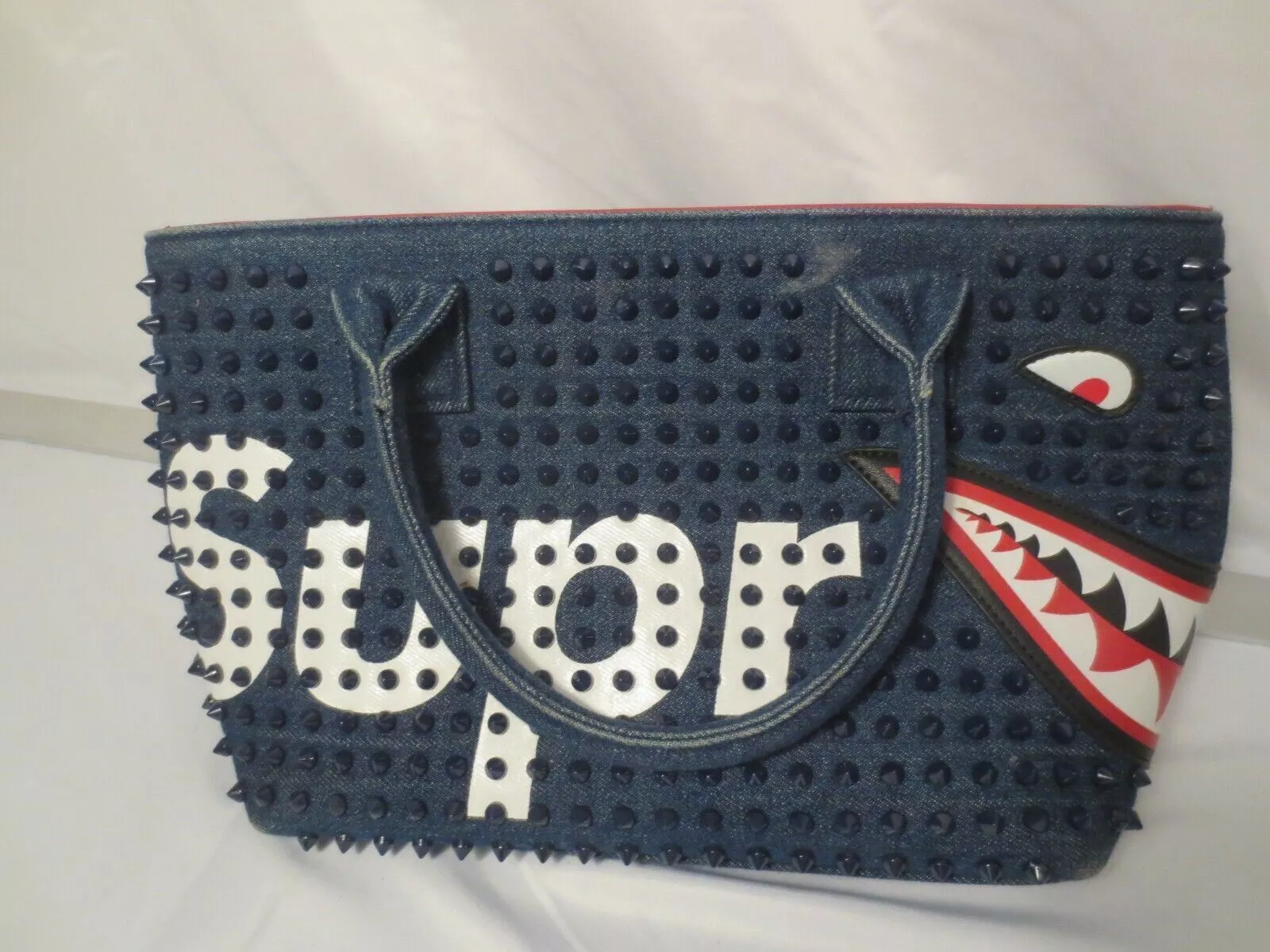 SAC À MAIN SUPREME SPELLOUT DENIM SHARK SPIKE