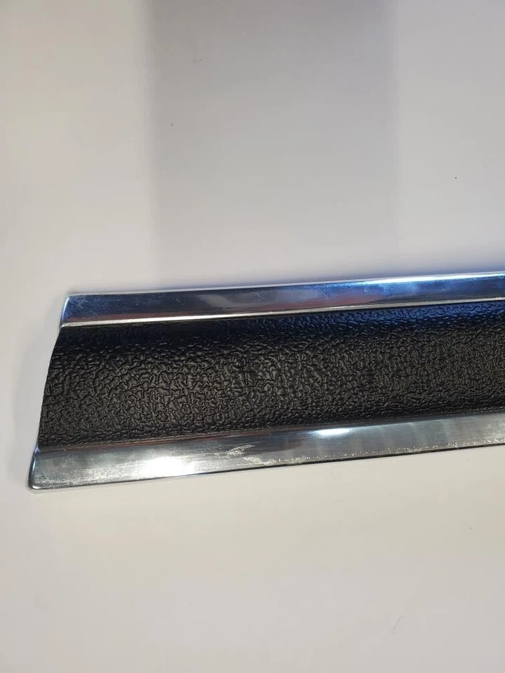 Guardabarros derecho NOS 1974-1976 MERCURY COUGAR moldura inferior OEM Foto 4 de 4