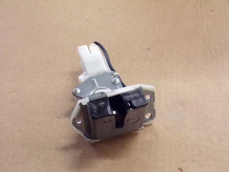 Actuador de pestillo de puerta levadiza Suzuki SX4 2007-2013 Foto 4 de 4