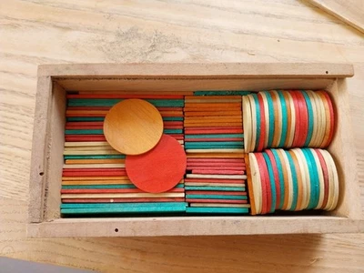 JETONS DE JEUX ANCIENS EN BOIS LOT DE 98 JETONS DANS LEUR BOITE ANNEES 50 DS JUS - Photo 1/3