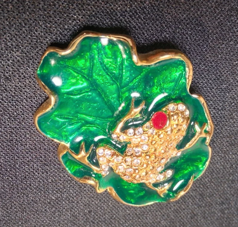 Broche Esmalte Verde Tono Dorado De Colección Rana en Almohadilla de Lirios Estrás Ojos Rojos Foto 4 de 4